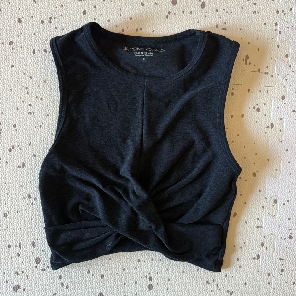Beyond Yoga Charcoal/Black Twist Crop Top SM
